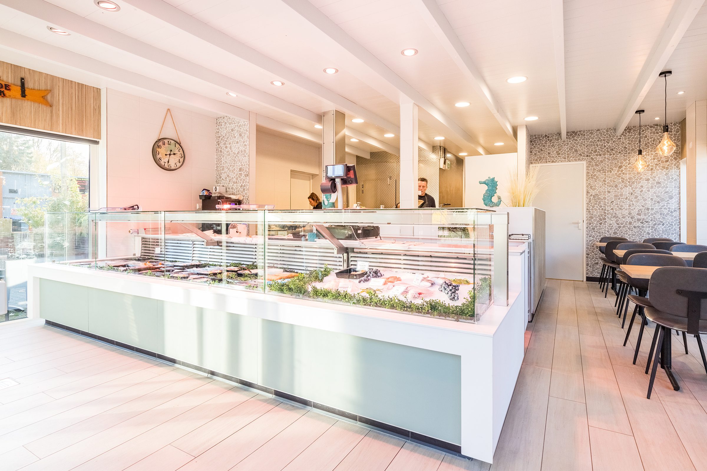 Koeltoonbank centraal in de winkel
