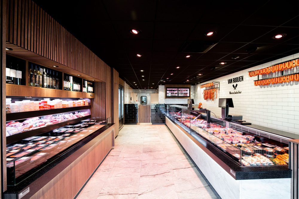 Doorkijk in de slagerij van Van Rooijen Vleeschatelier