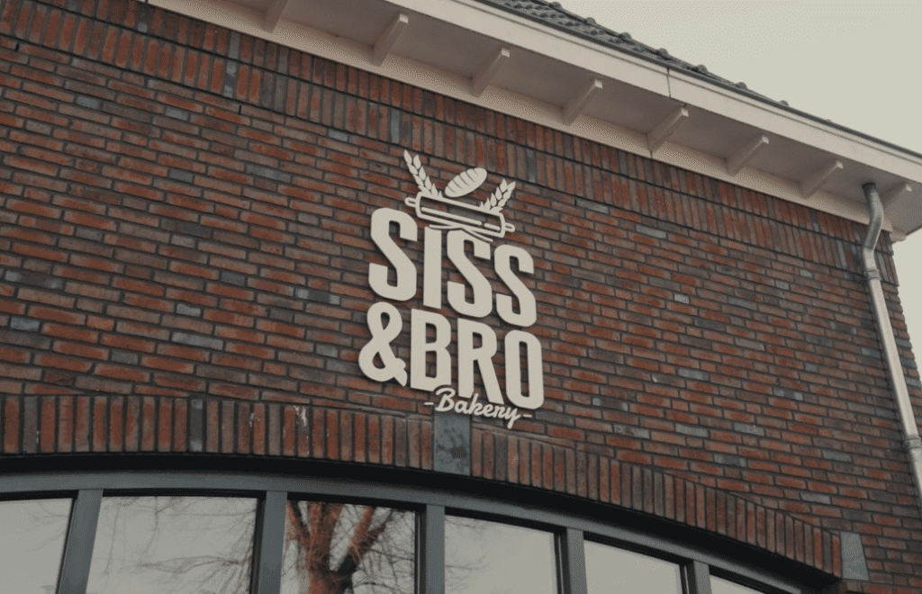 Gevel met logo Siss & Bro Bakery in Ommen