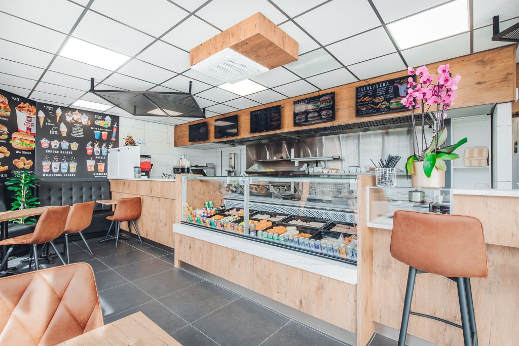 Zijaanzicht toonbank cafetaria Woudhoek in Schiedam