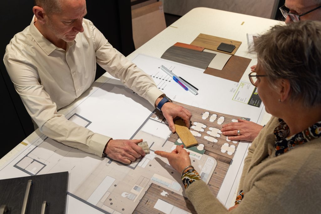 Klanten bekijken samen met interieur ontwerper materialen en kleuren