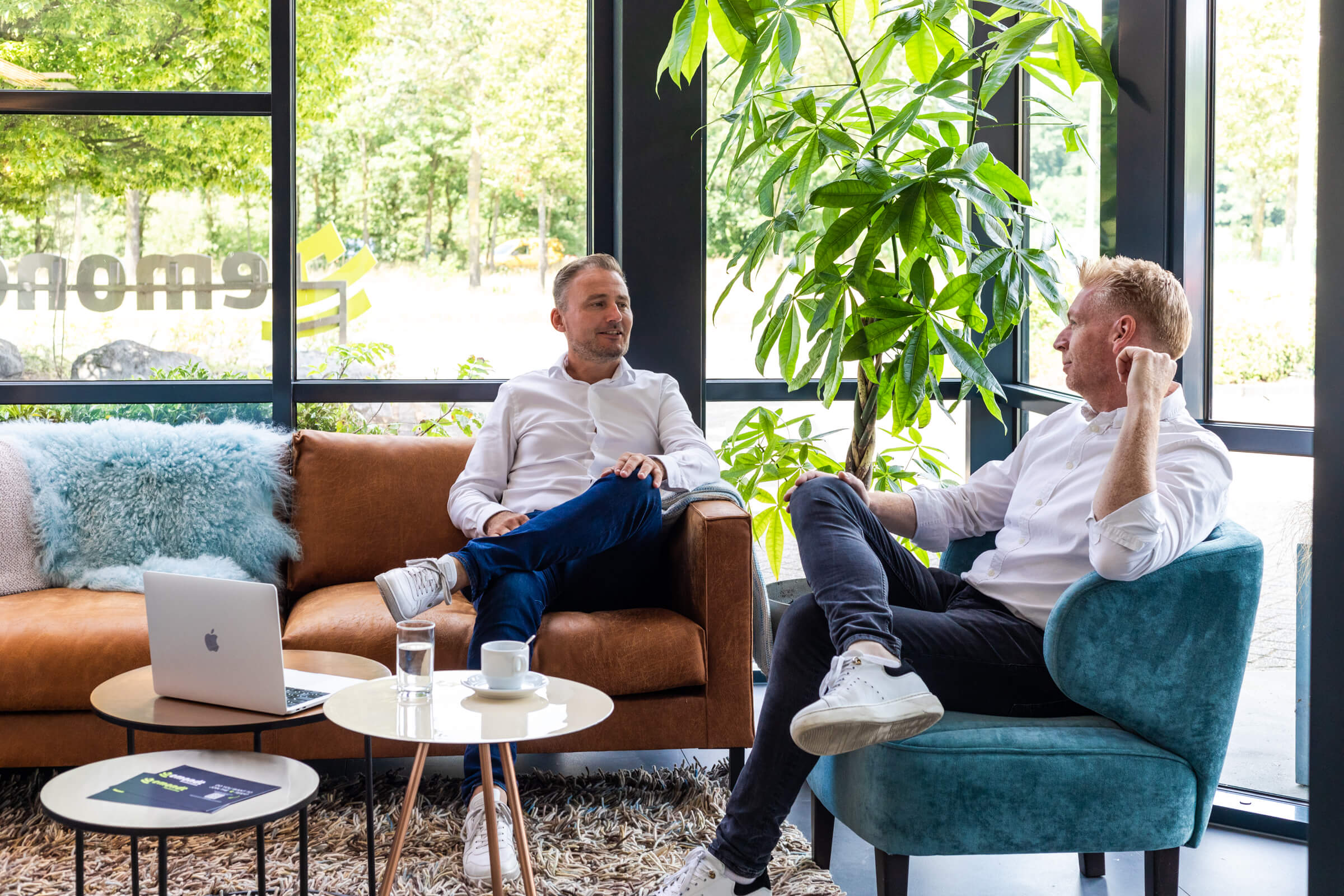 Twee medewerkers in gesprek