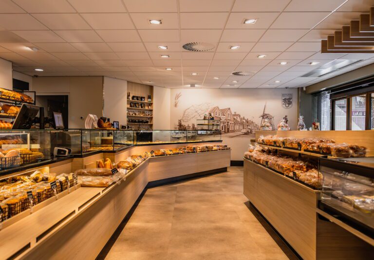 Doorkijk in de vernieuwde winkel van Bakkerij Vliegendehond