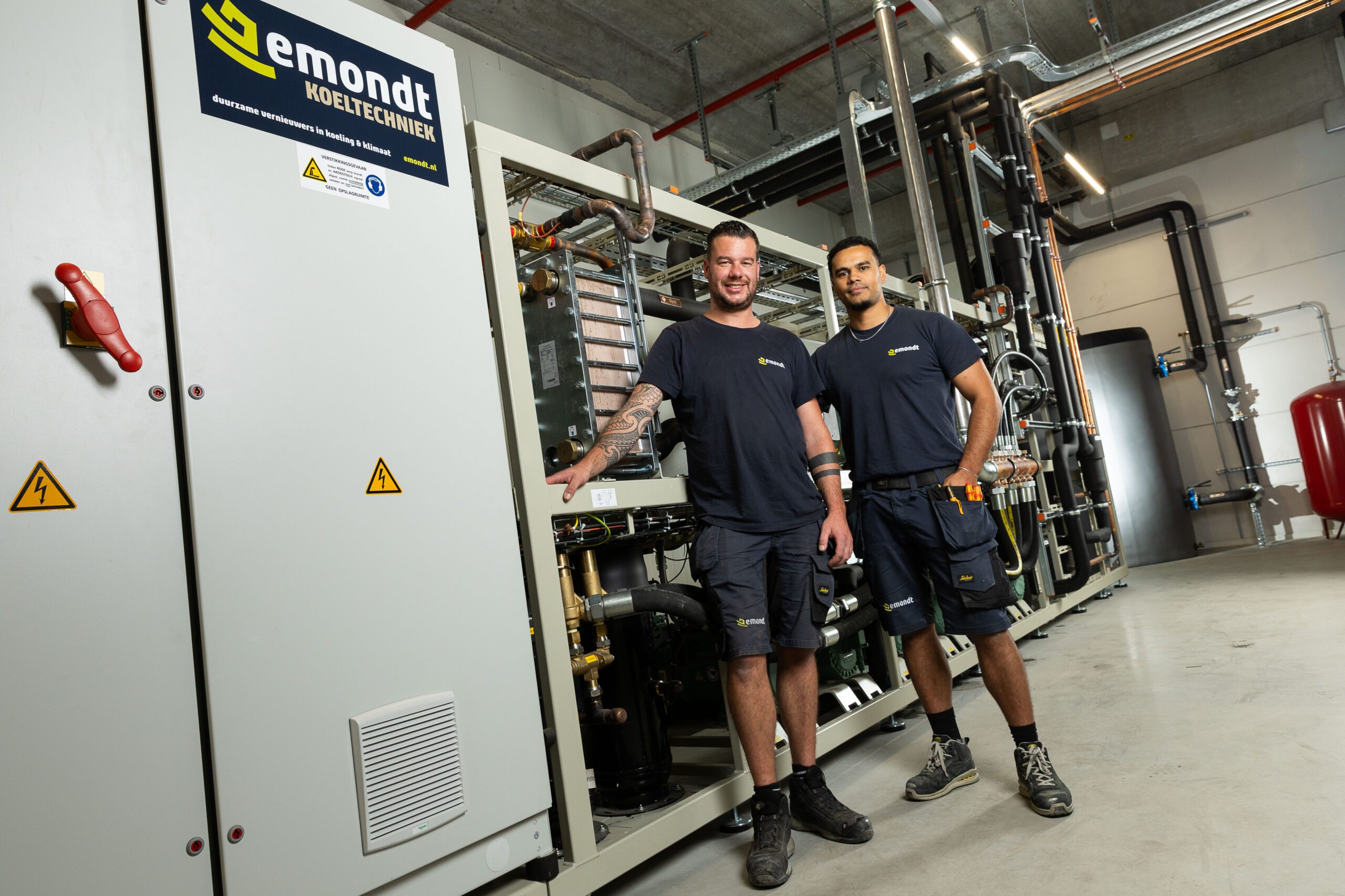 Twee medewerkers van Emondt Koeltechniek op locatie