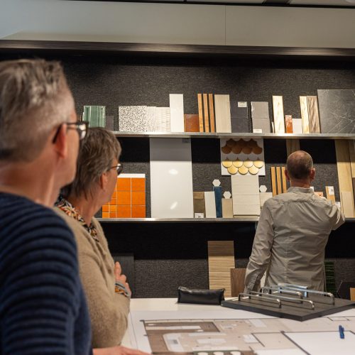 Kennismaking met twee klanten in de showroom